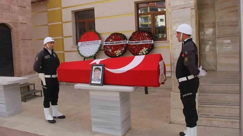Sivas'ta polis memuru Kenan Karaduman son yolculuğuna uğurlandı
