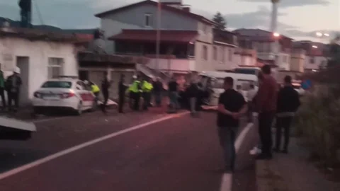 Ünye'de Çekici Kamyonet ile Minibüs Çarpıştı