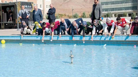 Erzincan'da öğrenciler hazırladıkları gemileri Filistin'e destek amacıyla havuza bıraktı.
