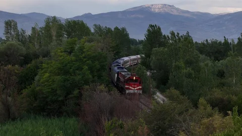 Erzincan'da Doğu Ekspresi sonbahar manzarasıyla seyir etti.