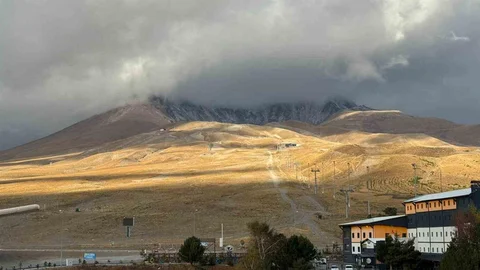 Kayseri'de Erciyes'e Mevsimin İlk Karı Yağdı