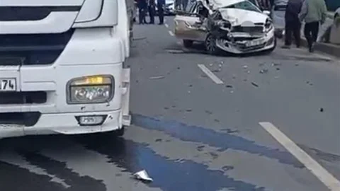 İstanbul'da otomobil tıra çarptı, anne hayatını kaybetti.