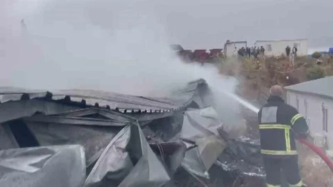 Hatay'da işçilerin kaldığı konteyner yatakhane alev alev yandı