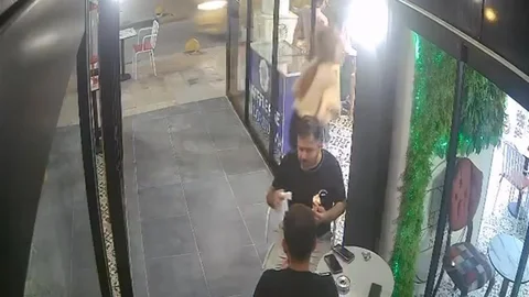 Hatay'da bir işletmede cam kapıya çarpan kadın personelin düşüş anı kameraya yansıdı.