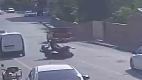 Hatay'da motosikletlerin kafa kafaya çarpıştığı kazada 3 kişi yaralandı.