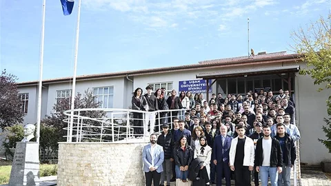 Uşak Üniversitesi Rektörü Prof. Dr. Ekrem Savaş, Karahallı ve Sivaslı Meslek Yüksekokullarını ziyaret etti.