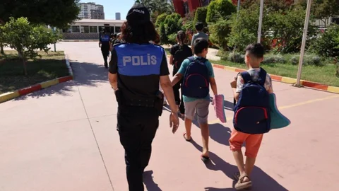 Mersin Emniyeti’nden Çocuklara Hem Yüzme Kursu Hem de Akran Zorbalığına Karşı Eğitim!