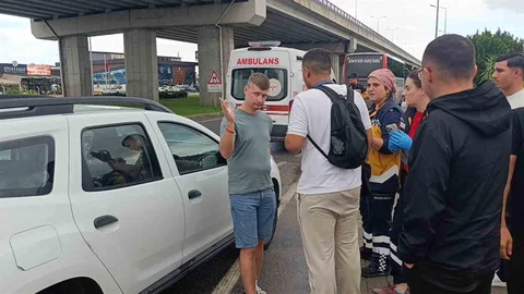 Manavgat'ta otobüs otomobile çarptı, sürücü hastaneye gitmedi