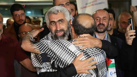 Elazığ'da Gazze filosu aktivisti Akılotu, Türk pasaportu taşıyan çifte vatandaşların İsrail'de askerlik yaptığını açıkladı.