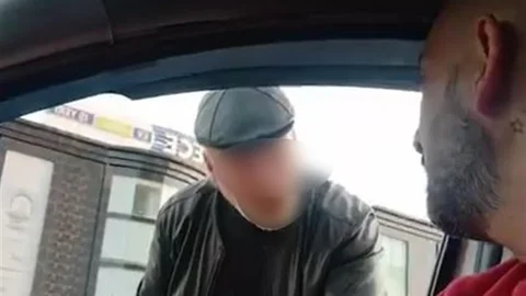 İstanbul'da taksi sürücüsü ve yolcu arasında yaşanan gergin anlar kameralara yansıdı.