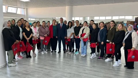 Yenipazar'da sabah sporuna katılan kadınlara hediye verildi