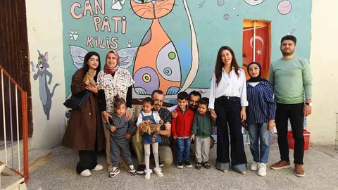 Kilis'te otizmli çocuklar kedi evinde hayvan sevgisini öğrendi