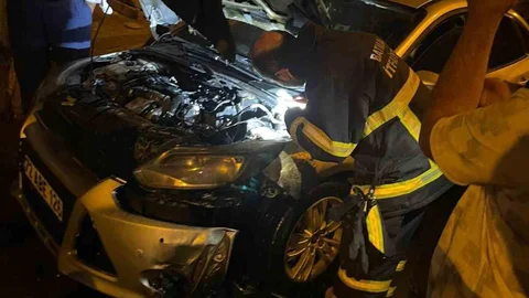 Batman'da park halindeki otomobil alev aldı