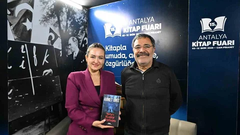 Antalya'da Ahmet Ümit okurlarıyla buluştu