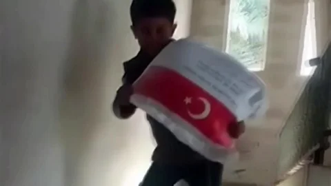 Gazze'de Filistinli çocuğun un çuvalını taşıdığı anlar dikkat çekti