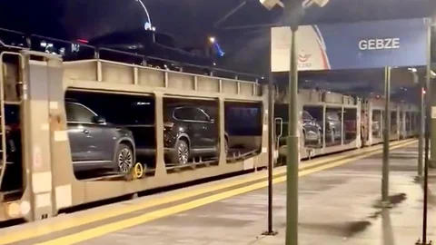 Almanya'ya Togg otomobilleri trenle taşınıyor