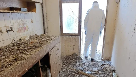 Bursa'da çöp eve dönüşen apartman boşaltıldı