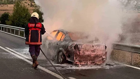 Mersin'de Otomobil Yangını