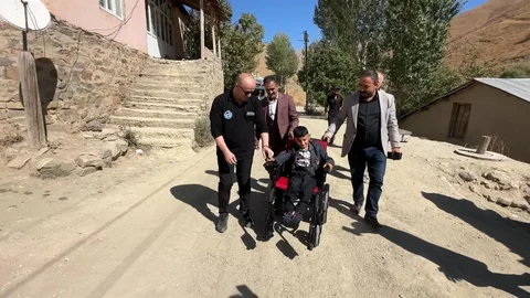 Hakkari'de iki özel çocuğa hasta yatağı ve akülü sandalye temin edildi