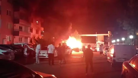 Diyarbakır'da park halindeki araç alev aldı
