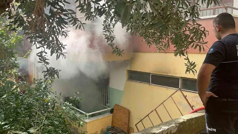 Alanya'da 4 katlı binada yangın çıktı