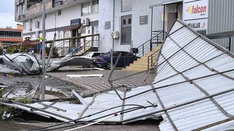 Hatay'da fırtına çatı uçurdu