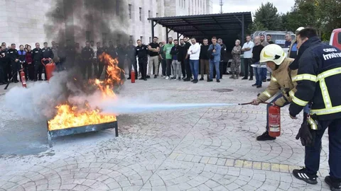 Ordu'da itfaiye ekipleri, polis memurlarına yangın önleme eğitimi düzenledi.
