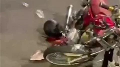 Diyarbakır'da motosiklet ile otomobil çarpıştı