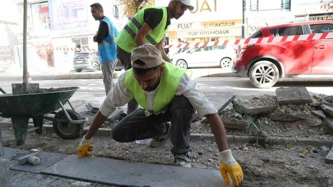 Van'da Cumhuriyet Caddesi'nde kaldırım yenileme çalışmaları sürüyor.