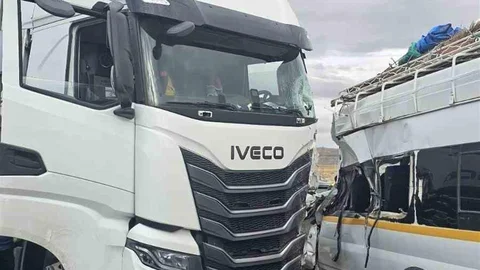 Nevşehir'de minibüs tırla çarpıştı, 9 kişi yaralandı