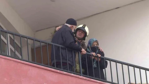 İstanbul'da Ümraniye'de çıkan yangında iki yaşlı çift mahsur kaldı