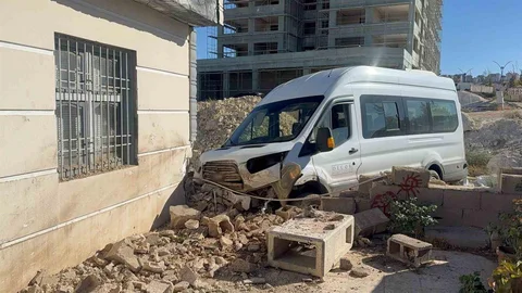 Gaziantep'te kazadan kaçmaya çalışan servis eve çarptı