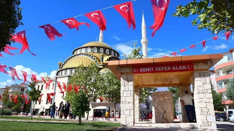 Elazığ'da şehit oğlu anısına 3 bin 700 Kur'an-ı Kerim dağıtıldı.