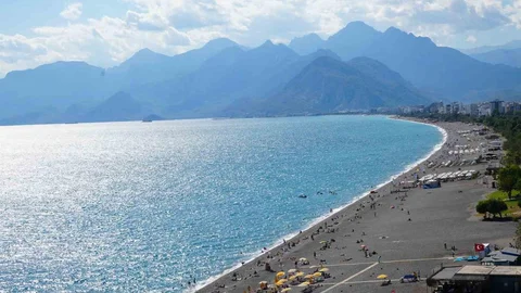 Antalya'da güneş yeniden sahilleri doldurdu