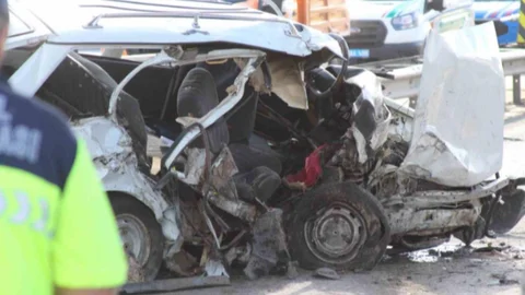Mersin-adana Otobanında Feci Kaza: Bariyerlere Ok GİBi Saplandı! 2 Kişi Öldü