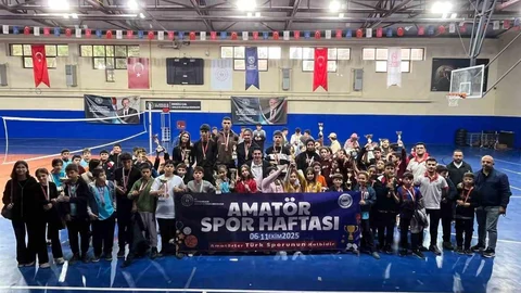 Denizli'de Amatör Spor Haftası etkinlikleri kapsamında düzenlenen Floor Curling Turnuvası, büyük bir katılımla gerçekleştirildi.