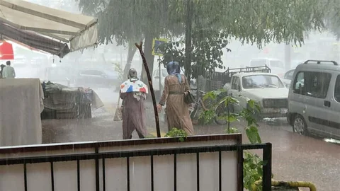 Samsun'da ani sağanak yağış, vatandaşlara zor anlar yaşattı
