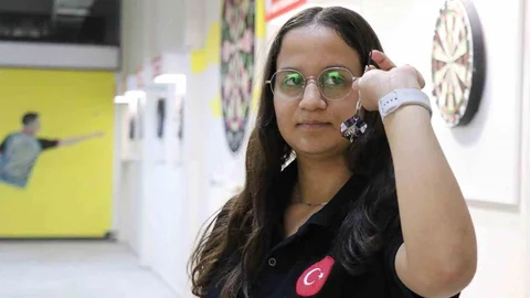 Denizli'de genç dart sporcusu Ayşegül Karagöz, dünya şampiyonu oldu.