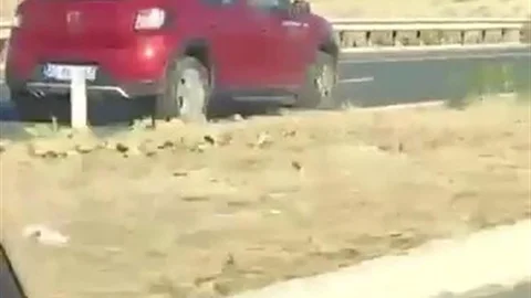 Denizli'de bir sürücü, çevre yolunda ters yönde ilerlerken görüntülendi ve 9 bin 267 TL para cezası ile karşılaştı.