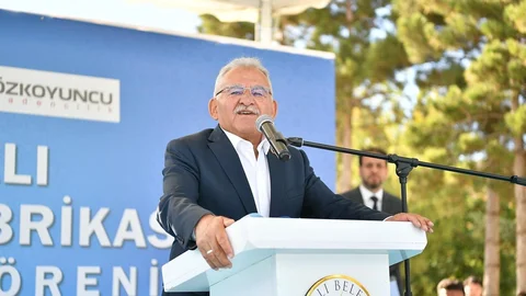 Kayseri'de Memduh Büyükkılıç, Türkiye’nin en çok konuşulan 10 siyasetçisinden biri oldu.
