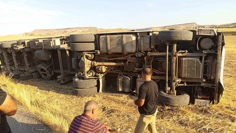 Batman'da saman yüklü tır yan yattı