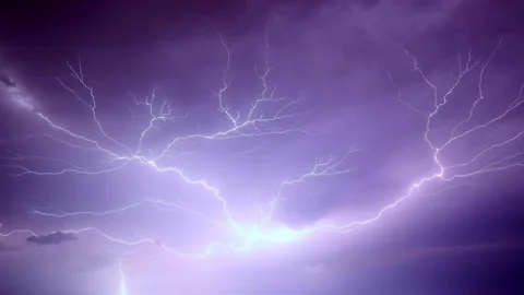 Erzincan'da geceyi aydınlatan şimşek ve yıldırımlar