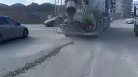 Hatay'da beton mikseri yolda beton döktü