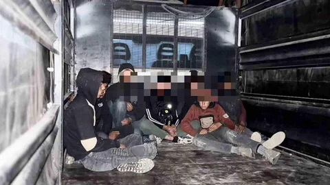 Hatay'da kamyonet kasasında 8 kaçak göçmen yakalandı