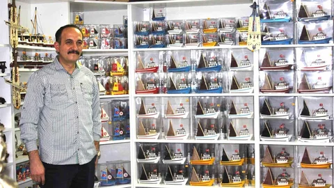 Samsun'da emekli olan Bayraktar, hayallerinin peşinden koşarak sanatla uğraşmaya başladı.