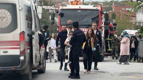 İstanbul Arnavutköy'de yangında 2 çocuk itfaiye tarafından kurtarıldı.