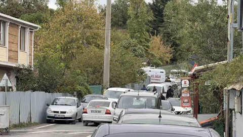 İstanbul Arnavutköy'de kamyon dorsesinin altında kalan bir kişi hayatını kaybetti.