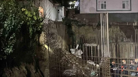 Kocaeli'nin Gebze ilçesinde inşaat temeli yanındaki müstakil evin duvarı çöktü, 4 kişilik aile güvenli bir şekilde tahliye edildi.