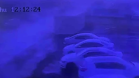 Hatay'da kuvvetli fırtına, konteyner ekmek büfesini ve çatıyı uçurdu