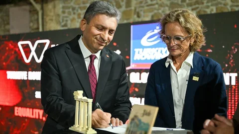 Avrupa Deniz Küreği ve Beach Sprint Şampiyonası Antalya'da açıldı.